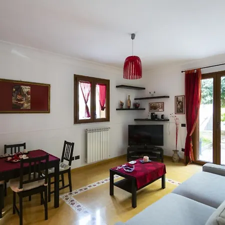 Housemilia - Royal Palace Apartment